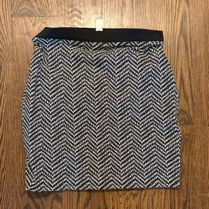 New Old Navy Black & White Chevron Mini (17”) Pencil Skirt Elastic Waist Size M